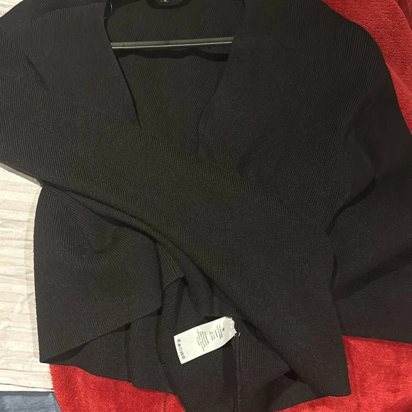 Dynamite black ribbed knit Luca puff sleeve V neck long sleeve  sweater Sz M - Picture 10 of 14
